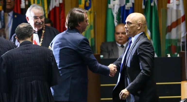 Jair Bolsonaro cumprimenta Alexandre de Moraes em cerimônia de posse de ministros do TST
