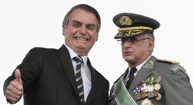 Sem dar provas, Bolsonaro disse que Fernando Santa Cruz teria sido morto por militantes do grupo Ação Popular. Na foto, o presidente com o comandante do Exército, Edson Leal Pujol 