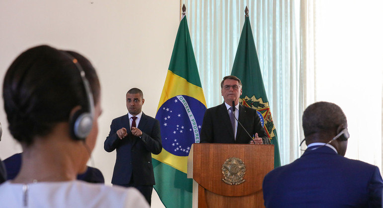 Bolsonaro critica urnas eletrônicas em apresentação a embaixadores