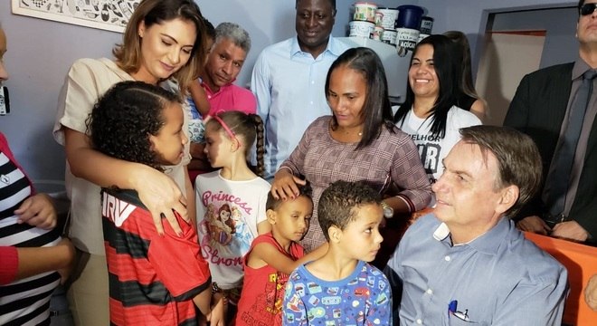 Bolsonaro esteve na casa da menina Yasmin acompanhado da primeira-dama