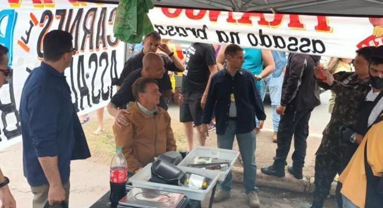 Presidente Jair Bolsonaro durante almoço em barraca de churrasquinho no Guará, neste domingo