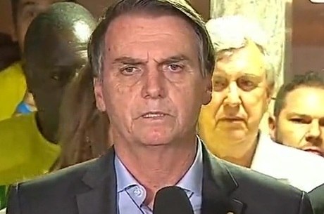 Bolsonaro promete defender democracia e liberdade