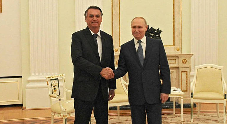 Bolsonaro em encontro com Putin; Mourão diz que Brasil defende soberania da Ucrânia
