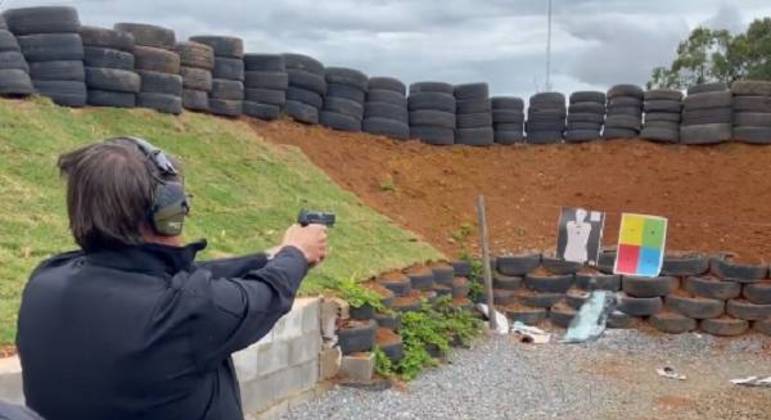 Bolsonaro visita estande de tiro e dispara durante treinamento
