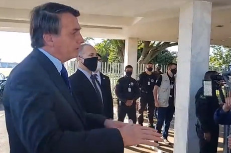 "Não posso fazer tudo", diz Bolsonaro a apoiadores