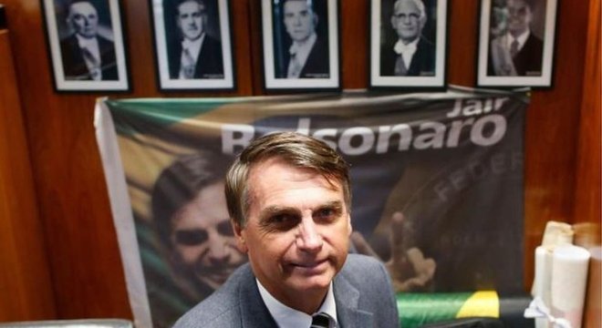  Quando era deputado, Bolsonaro mantinha foto dos ex-presidentes da ditadura militar em seu gabinete na Câmara