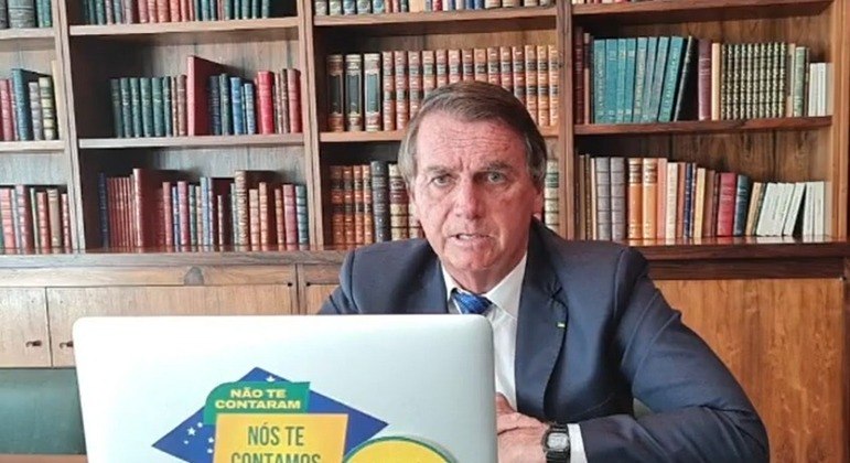 Bolsonaro falou sobre os temas em entrevista nesta segunda-feira (17)
