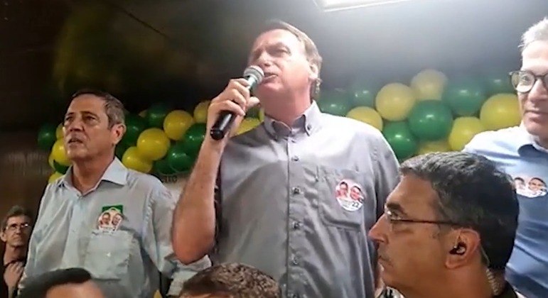 Bolsonaro, ao lado de Zema, se reúne com prefeitos em MG