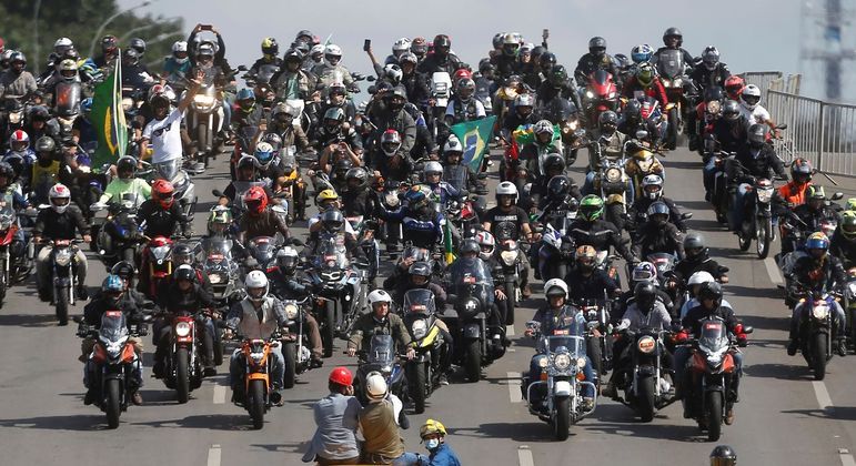 Bolsonaro liderou passeio com centenas de motociclistas no Dia das Mães, em Brasília