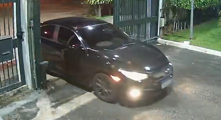 Imagens da câmera de segurança mostram momento em que carro entra nas dependências húngaras