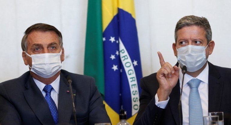 Bolsonaro entregou pessoalmente a proposta ao presidente da Câmara, Arthur Lira