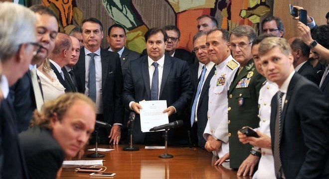 Bolsonaro entrega reforma da Previdência dos militares na Câmara