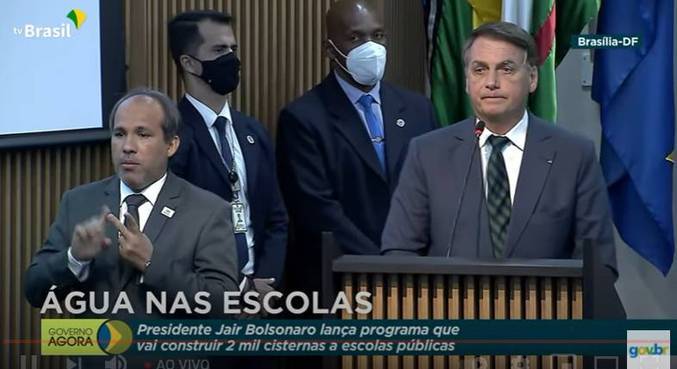 O presidente Jair Bolsonaro, durante assinatura do projeto  Água nas Escolas