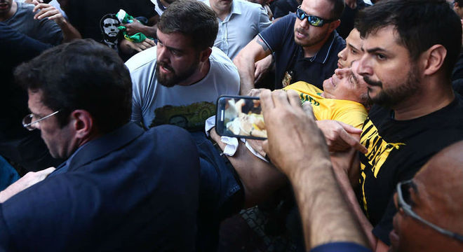 Bolsonaro levoum facada na tarde desta quinta-feira (6) em MG