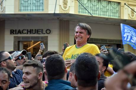 Bolsonaro levou facada durante ato de campanha 