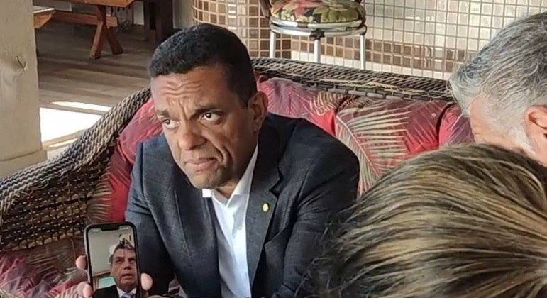 Deputado Otoni de Paula faz videochamada com Bolsonaro e familiares de petista assassinado