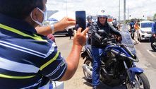 Bolsonaro faz passeio de moto e ignora queda de popularidade 