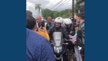 Jair Bolsonaro passeia de moto no Distrito Federal neste sábado (4)