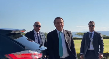 Bolsonaro ficou 25 minutos no cercadinho