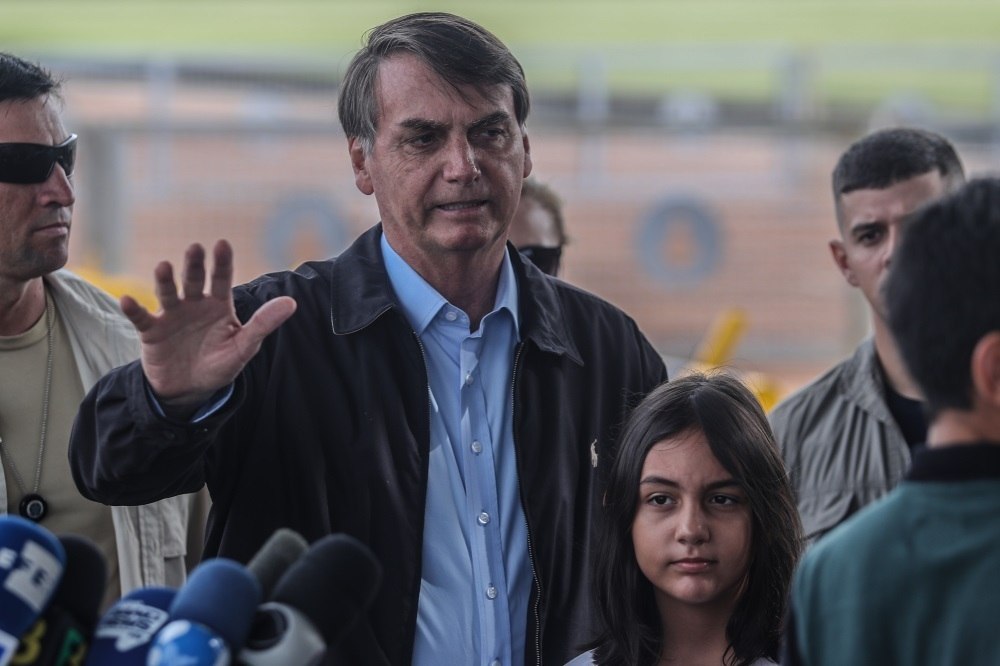 Bolsonaro à filha Laura: Quem pilota melhor, ele ou ela?, em voo de volta  da Índia 