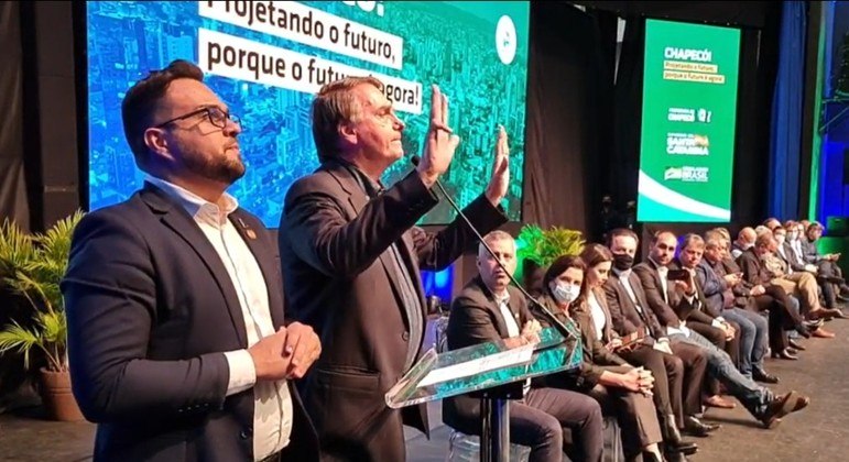 Bolsonaro imita Lula e diz que petista não ganha em 2022 se o voto for auditável