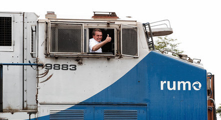 Bolsonaro acenando dentro de trem no trecho de obras da ferrovia