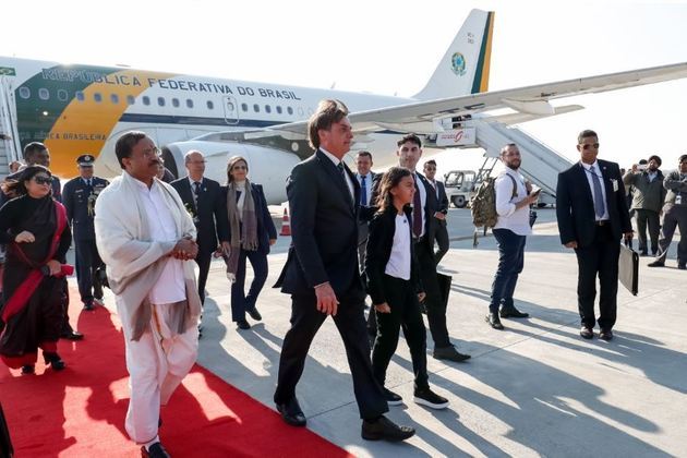 Bolsonaro à filha Laura: Quem pilota melhor, ele ou ela?, em voo de volta  da Índia 