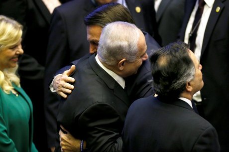Bolsonaro abraça Benjamin Netanyahu após discurso