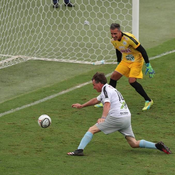 Bolsonaro faz gol com pé esquerdo em jogo beneficente de futebol