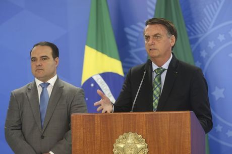 Bolsonaro e ministro Jorge Oliveira no Planalto 