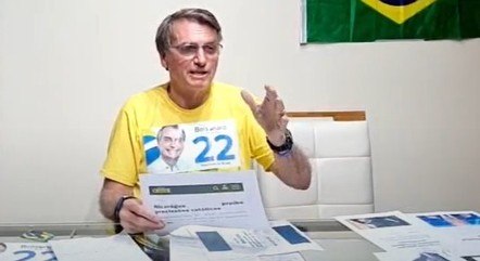 Jair Bolsonaro durante a live desta terça-feira (27)

