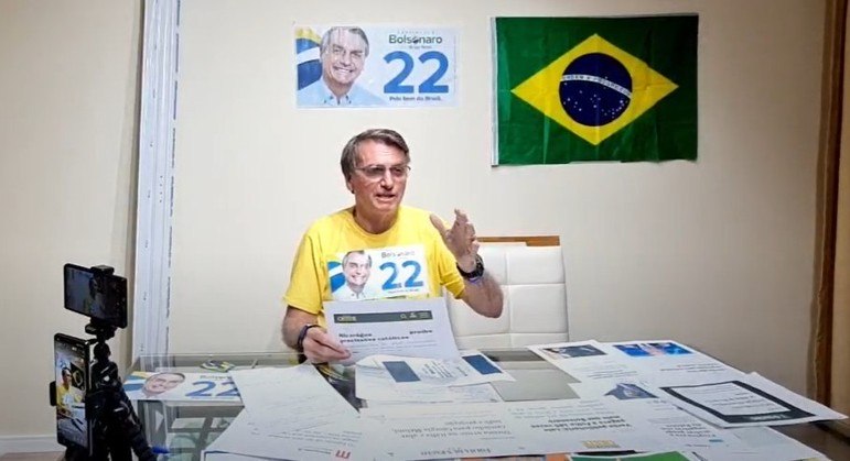 Jair Bolsonaro durante live realizada nesta terça-feira (27), em local não divulgado
