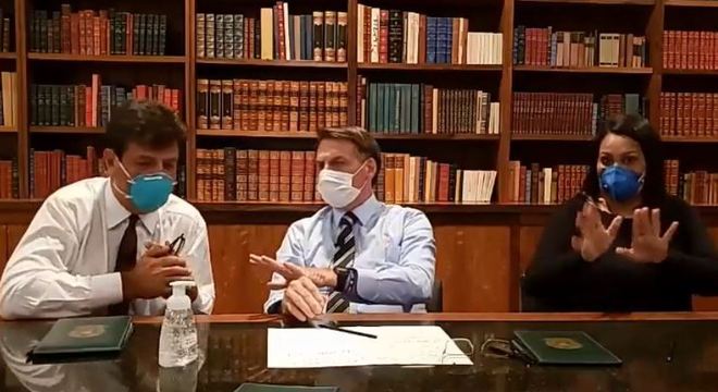 O ministro da Saúde, Luiz Henrique Mandetta, com Bolsonaro em live  