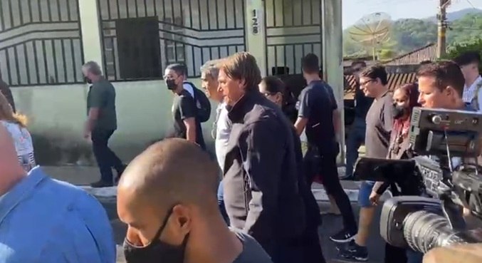  Jair Bolsonaro acompanhou o cortejo do corpo de sua mãe em Eldorado (SP)