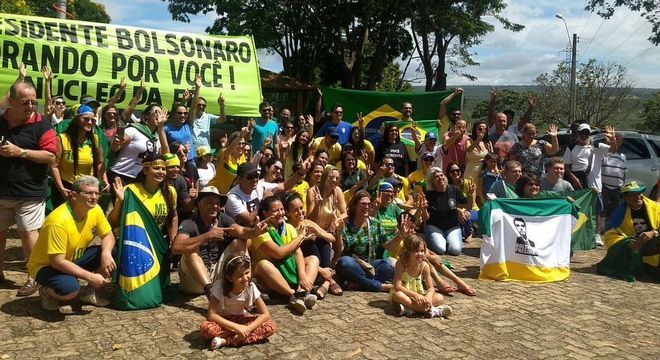 Eleitores se reuniram em frente à residência oficial para mostrar apoio a Bolsonaro