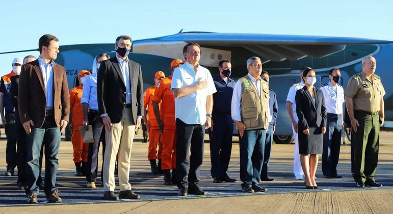 O presidente Jair Bolsonaro acompanhou o embarque da missão humitária rumo ao Haiti
