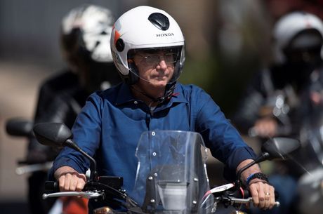 Presidente faz passeio de moto