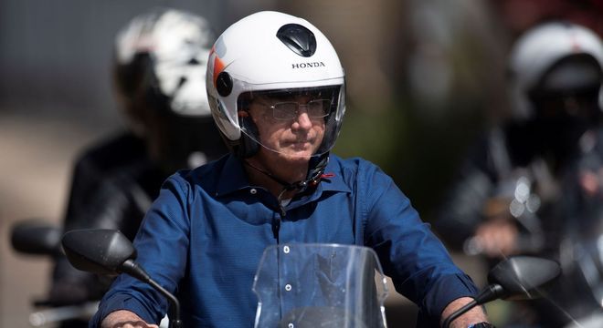 Presidente Jair Bolsonaro durante passeio de moto no sábado (25)