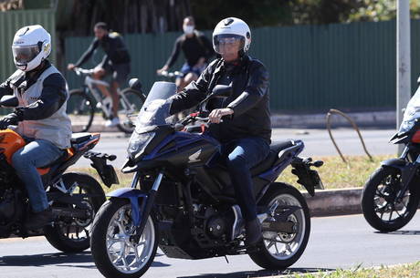 Presidente passeou de moto sem máscara