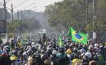 Apoiadores se aglomeraram no Sambódromo do Anhembi na manhã deste sábado aguardando o início do evento, mesmo em meia a pandemia de covid-19. Bandeiras do Brasil foram erguidas em apoio ao presidente