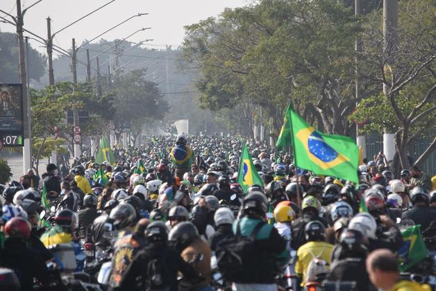 Apoiadores se aglomeraram no Sambódromo do Anhembi na manhã deste sábado aguardando o início do evento, mesmo em meia a pandemia de covid-19. Bandeiras do Brasil foram erguidas em apoio ao presidente