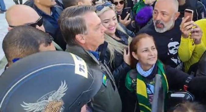 Presidente Jair Bolsonaro participa de passeio de moto em Brasília