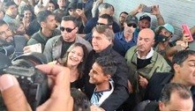 Bolsonaro cumprimenta apoiadores e come pastel em feira no DF