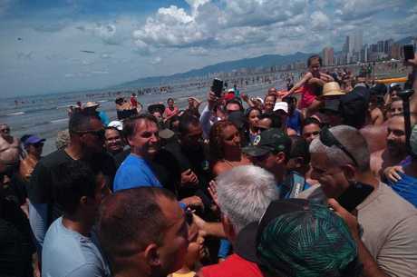 Bolsonaro desembarcou na areia em Praia Grande (SP)