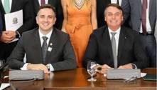 Bolsonaro comemora eleição no Senado em 'cédula de papel' 