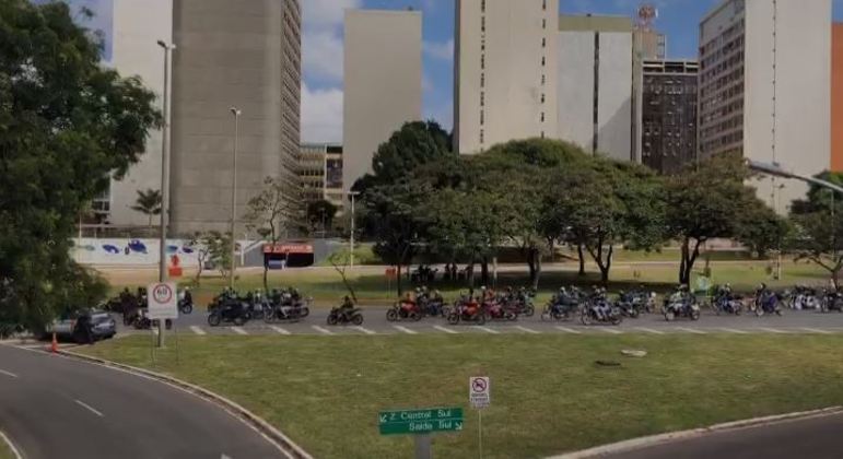 Centenas de motoristas participaram do comboio com o presidente e percorreram Brasília