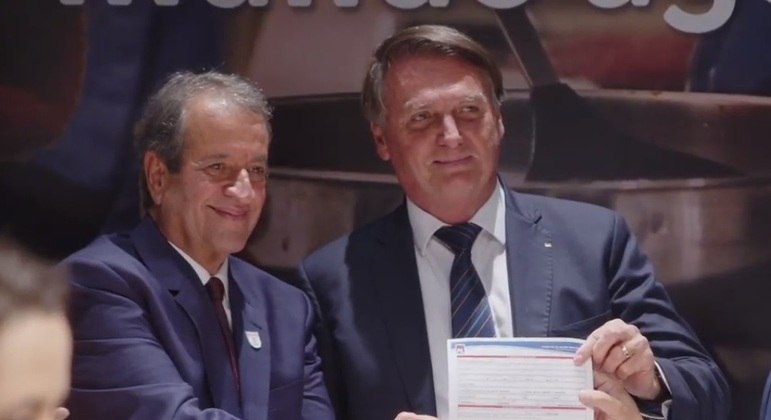 Jair Bolsonaro durante filiação ao PL, com o presidente da sigla, Valdemar Costa Neto