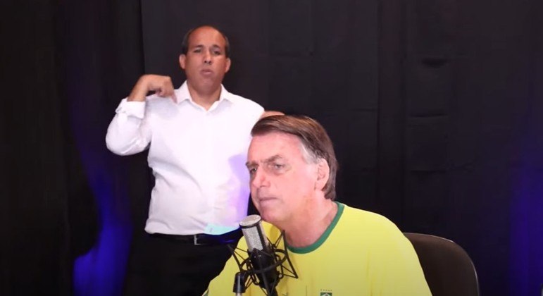 O presidente Jair Bolsonaro durante entrevista a um podcast