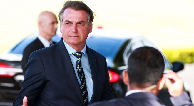 Bolsonaro critica governadores por resistência em mudar ICMS sobre combustível