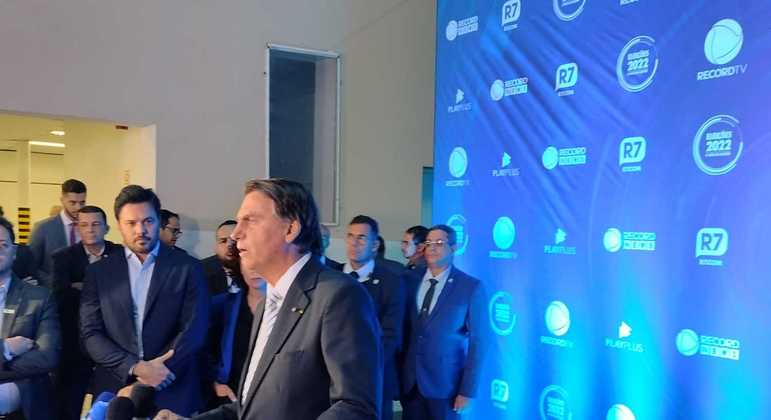 Bolsonaro RecordPresidente Jair Bolsonaro fala com jornalistas ao chega à Record TV para entrevista